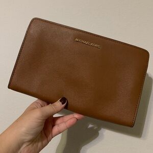 Michael Kors Jet Set Travel Large Crossbody Clutch Leather